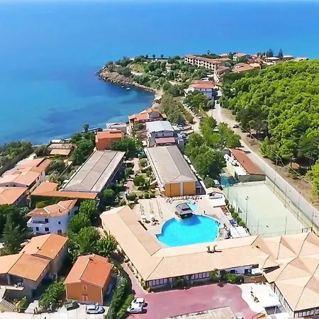 Отель Villaggio Club Baia Dei Gigli